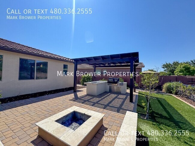Building Photo - 1042 W Oleander Ave