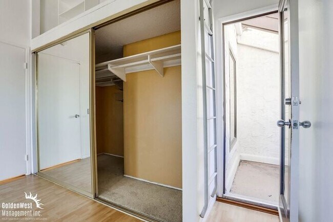 Building Photo - Bright & Airy 2Bdm 1Ba Townhome in San Diego!
