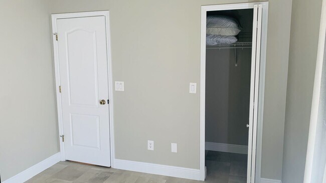 Building Photo - Lovely 4/2 in the Gated Lake Fisher Estate...