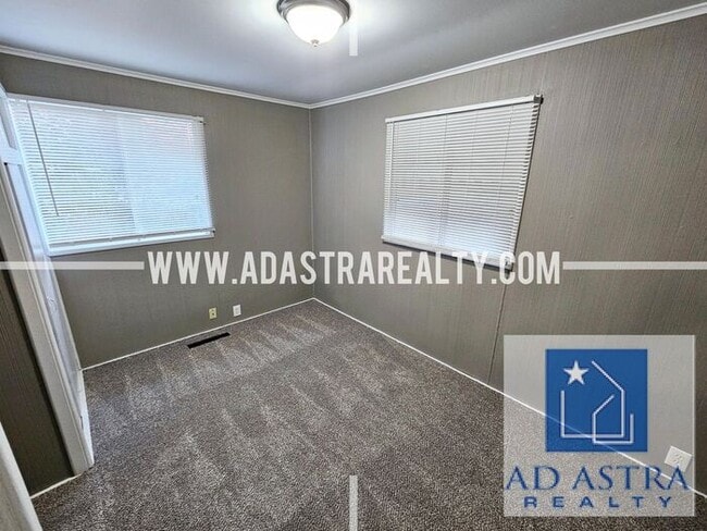 Building Photo - 3 Bedroom 1 Bathroom Home in Gladstone-Ava...
