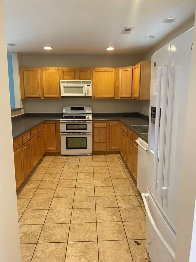 Building Photo - 4 bedroom/3 bathroom in Cypress Island community, minutes from Carolina Beach!