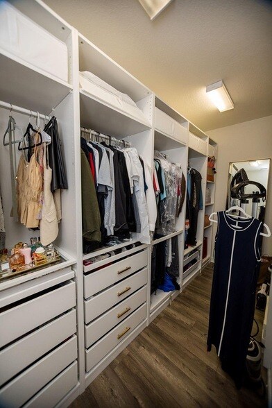 Building Photo - 6115 Bangalow Dr