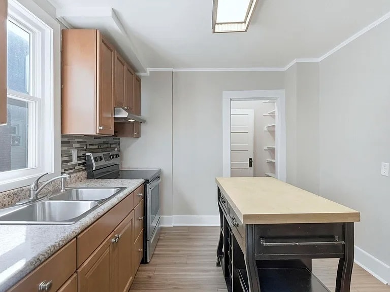 Building Photo - 121 E Branning Ave