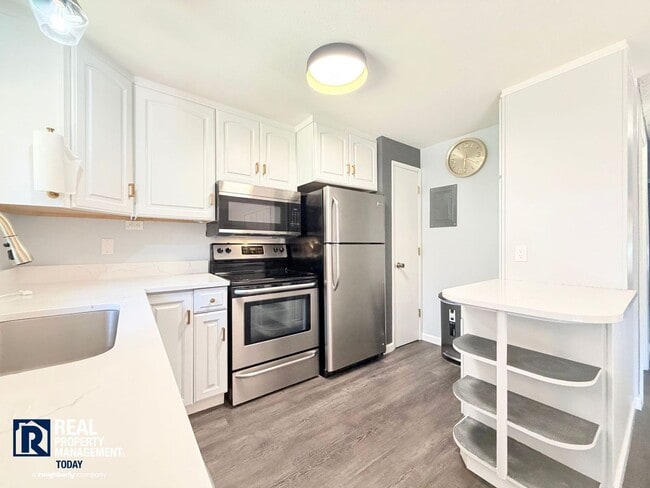 Building Photo - Freshly Updated Gig Harbor Townhome Near the Waterfront!