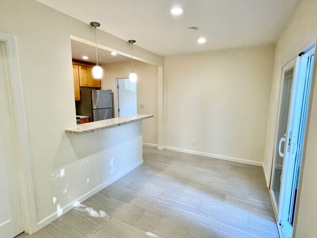 Building Photo - 1BR/1BA Remodeled Garden Unit! Charm Galor...