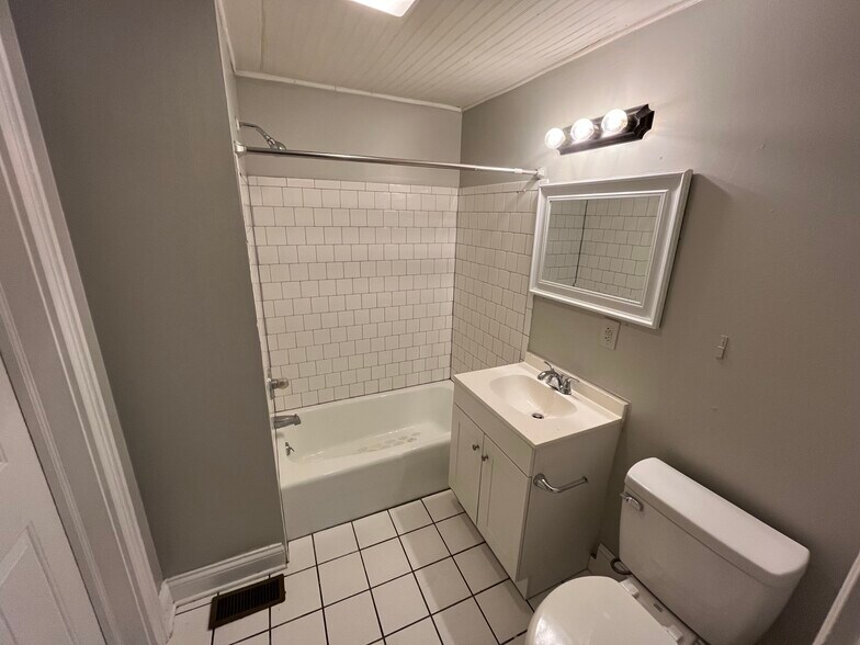 Building Photo - 903 College Dr