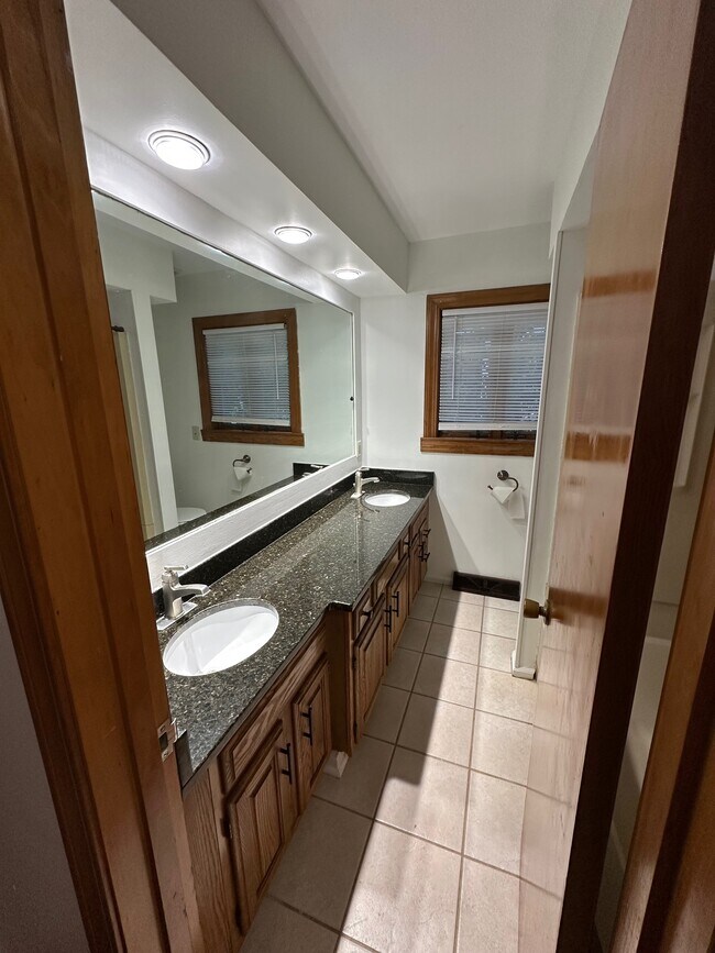 Building Photo - 3637 Sunset Dr