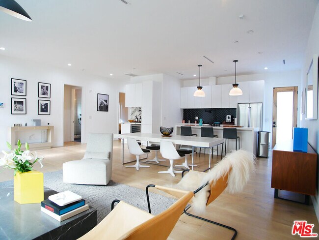 Building Photo - 3744 Somerset Dr