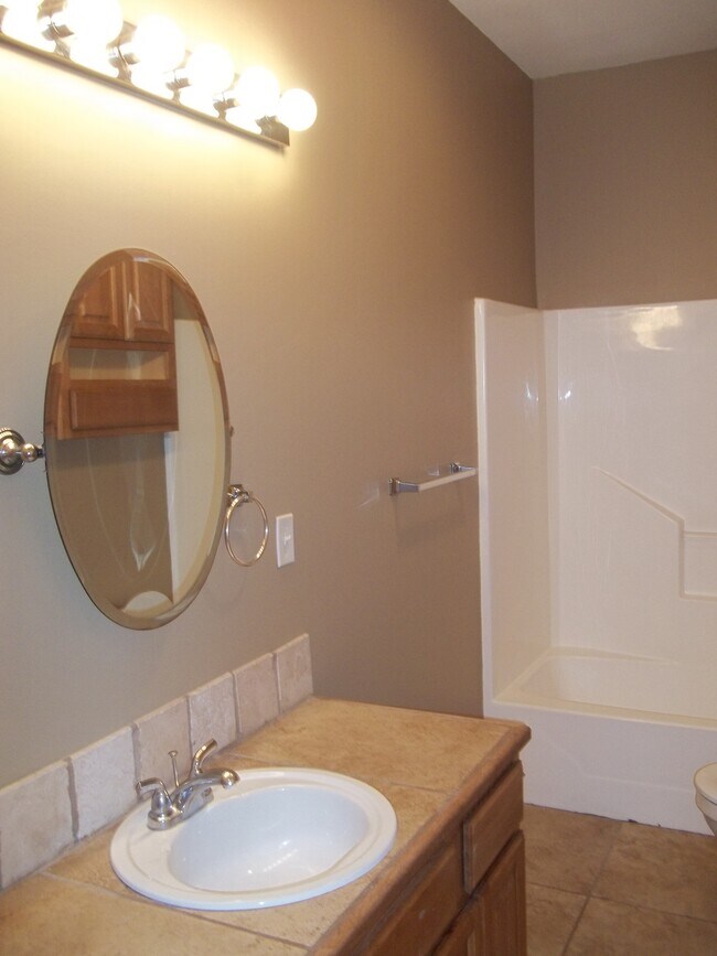 Middle Bathroom - 612 Quence Dr