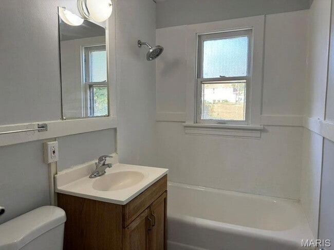 Building Photo - 539 N Elm Ave