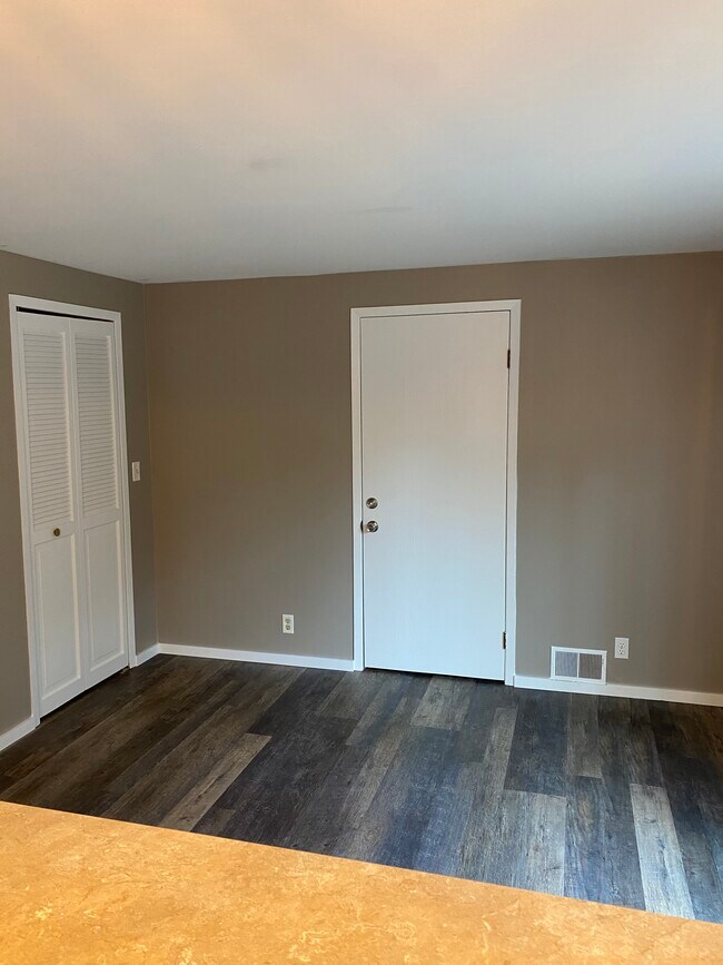 Building Photo - 3599 Orchard Lake Rd