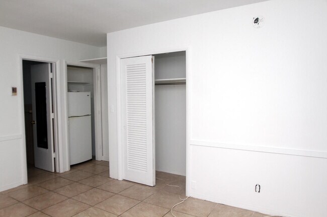 Building Photo - 728 SE 19th Ave