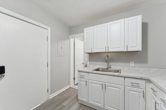 Building Photo - 816-816 W 38th St