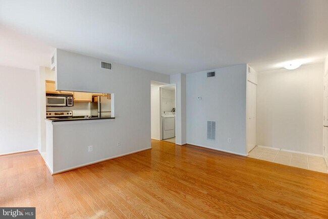 Building Photo - 1727 Ascot Way