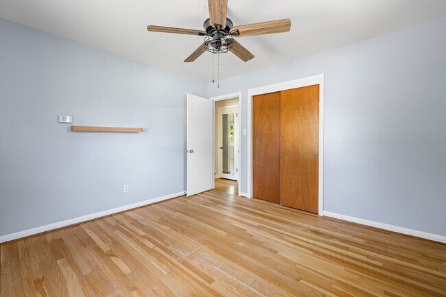 Building Photo - Beautiful 2 Bedroom Corner Lot Property Near Forest Hill Ave ***Available May 2026***