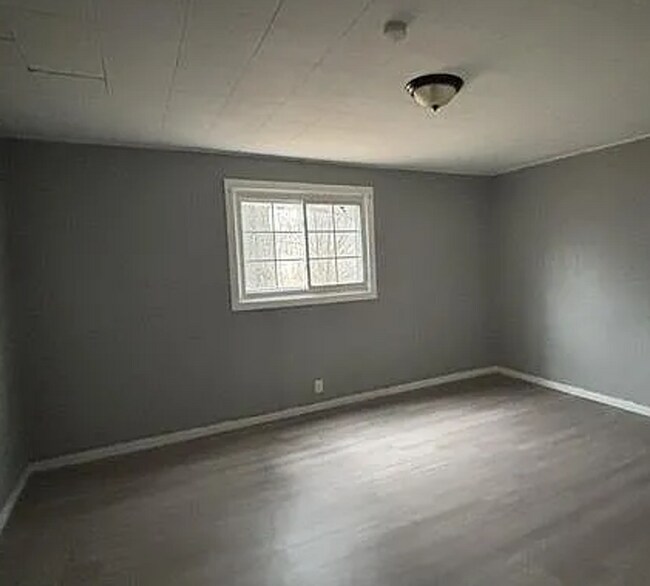 Building Photo - Charming 4-Bedroom Property in Prime Location