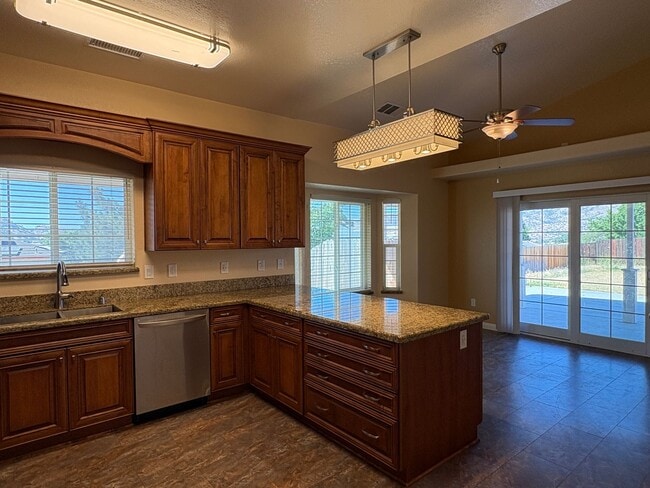 Building Photo - Spacious 3-Bedroom Home in Golden Hills