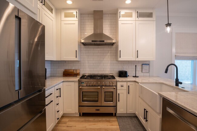 Building Photo - OFF-SEASON FURNISHED BEACH HOUSE AVAILABLE THRU BEGINNING OF APRIL