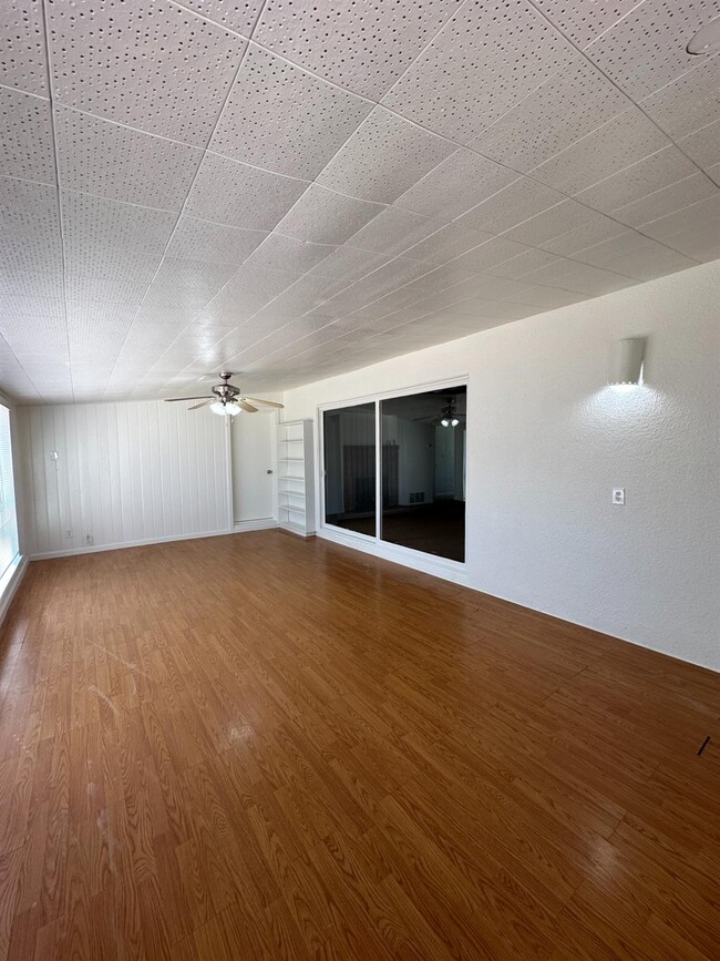 Building Photo - 3046 E Robinson Ave