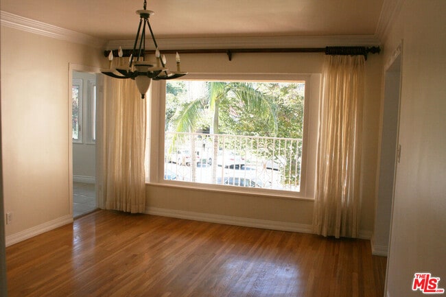Building Photo - 418 S Roxbury Dr