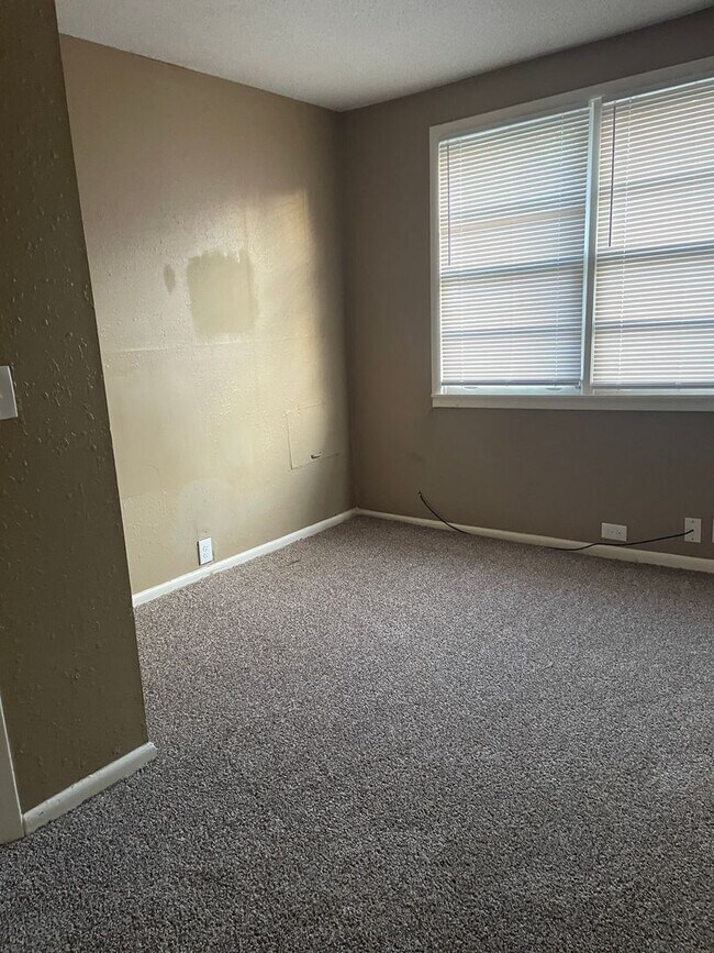 Building Photo - NOW AVAILABLE! RENT READY!! LET'S GET MOVING!