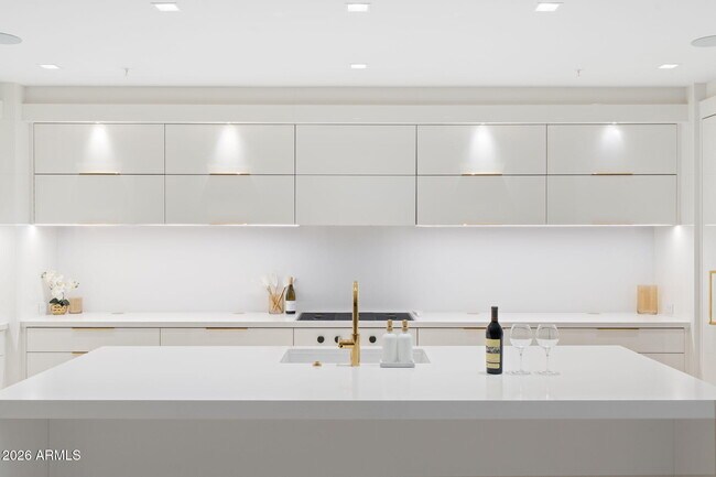 Building Photo - 6587 N Palmeraie Blvd