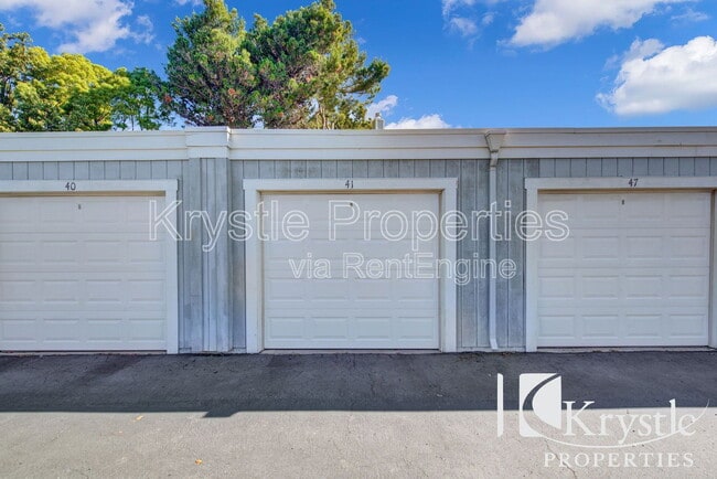 Building Photo - 2261 Clearview Cir