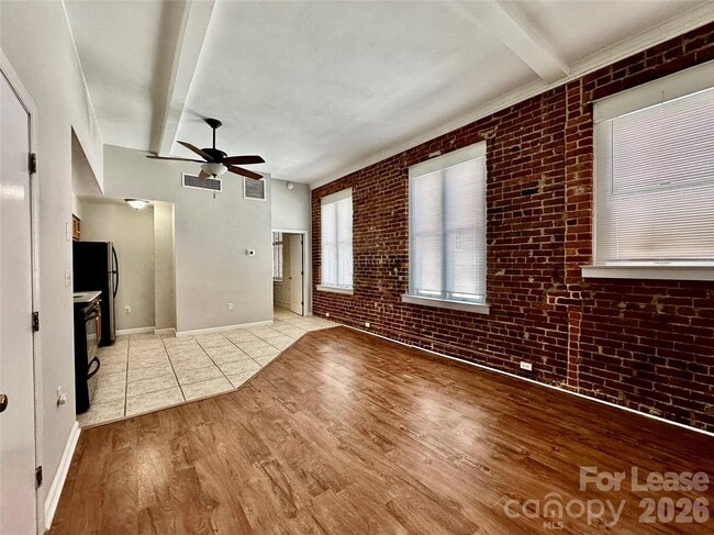 Building Photo - 229 N Poplar St