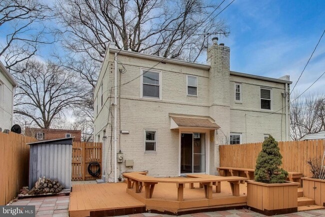 Building Photo - 903 S Irving St