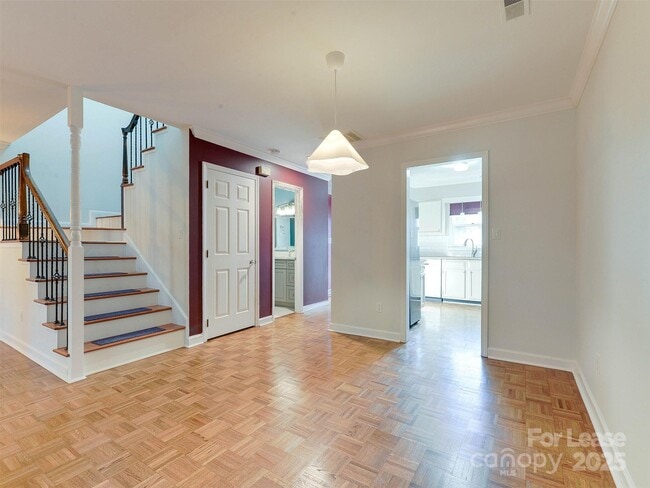 Building Photo - 527 Hawthorne Ln