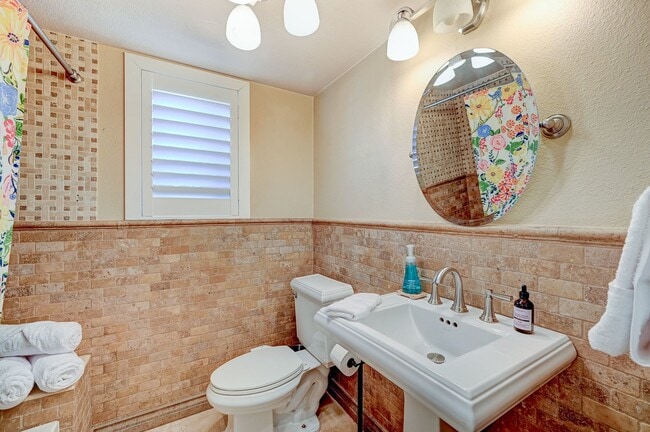 Building Photo - Charming 4 bedroom 3 bath fully furnished pool home in the heart of spring valley!