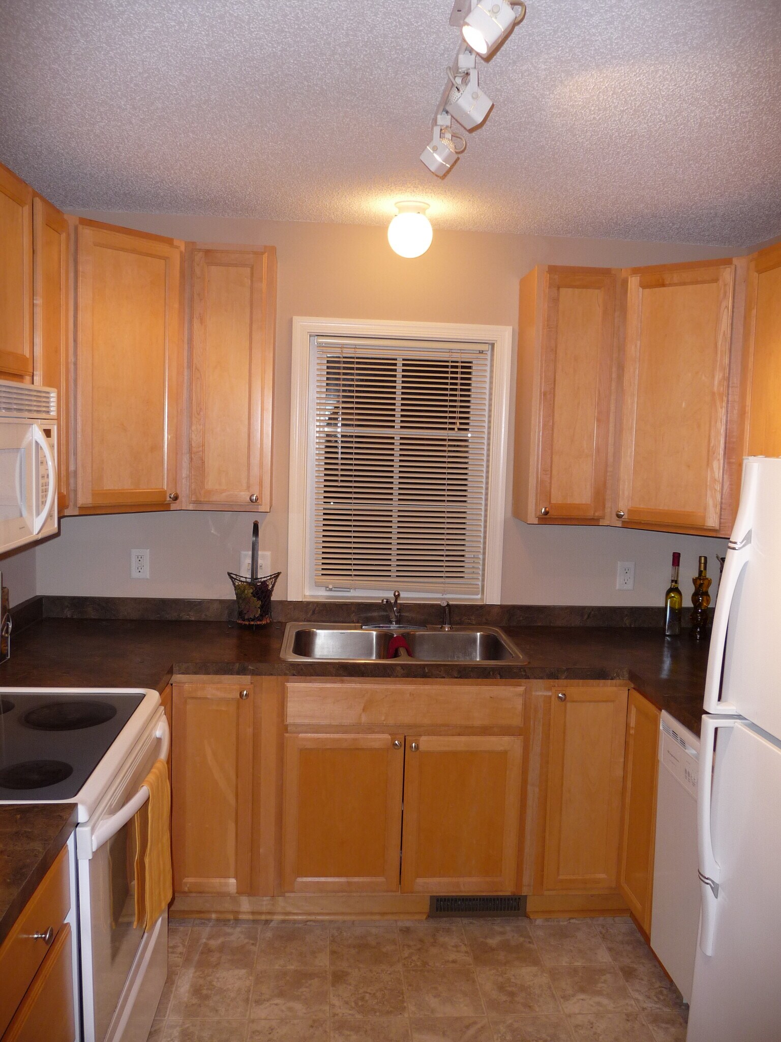 Building Photo - 1230 Stoughton Ave