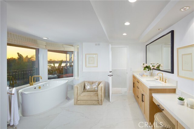 Building Photo - 2572 Bayshore Dr