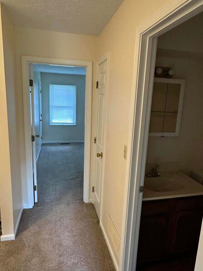 Building Photo - 165 Landings Dr