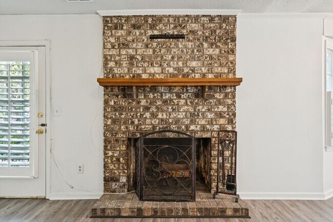 Building Photo - 3BR/2BA Home with Fireplace and Fenced Yard in Mt Pleasant