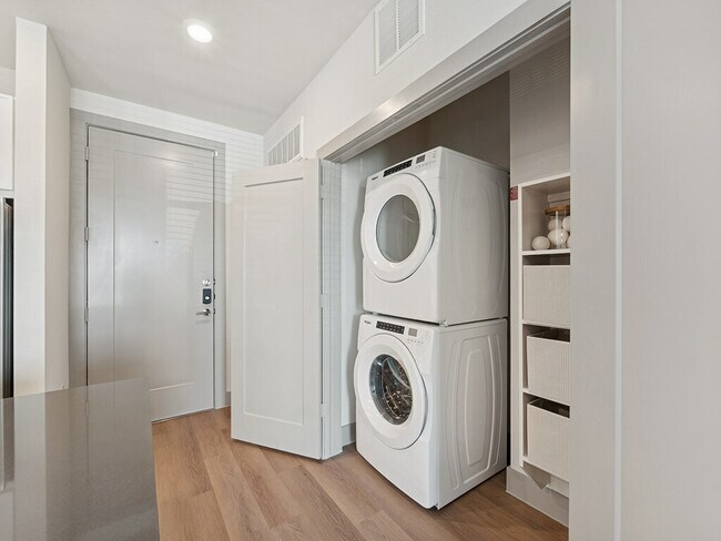 Building Photo - 10 Weeks Free | Luxury 2-Bed Home!