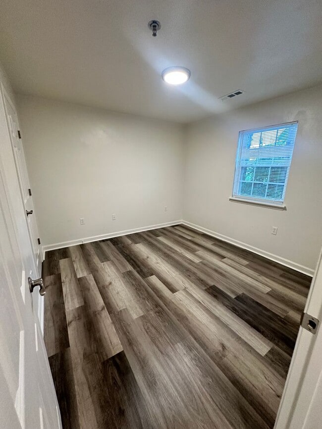 Building Photo - 1 Bedroom Available Collegiate Court  (SUB...