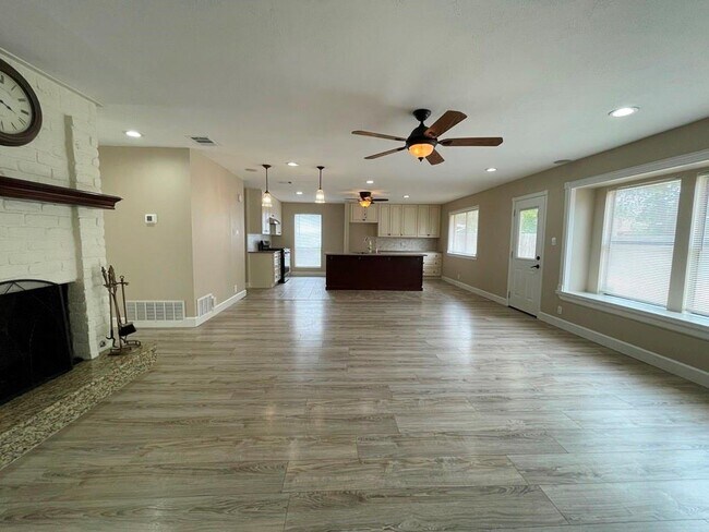 Building Photo - 710 Andover Dr