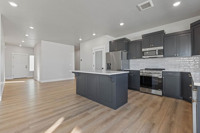 Building Photo - LEASE TAKE OVER PLEASE CALL TENANTS BRITTNEY 480-868-7733 OR Gunner Norton 480-450-0666 -FOR THIS...