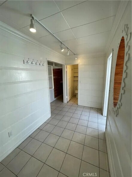 Building Photo - 303 34th St