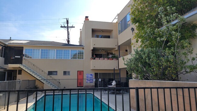 Courtyard - 1120 Arizona Ave