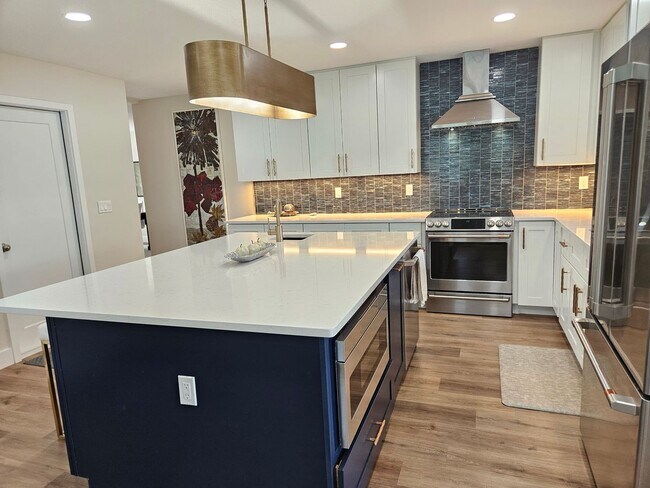 Building Photo - Annual Rental or 6+ month option - FURNISHED HEATED POOL HOME. Gorgeous 3 Bedroom, 3 Bath, 2 Car ...