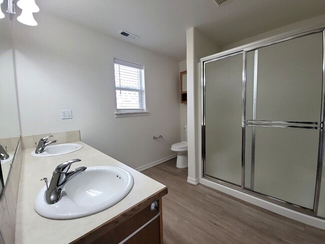 Building Photo - Spacious Rambler in West Richland