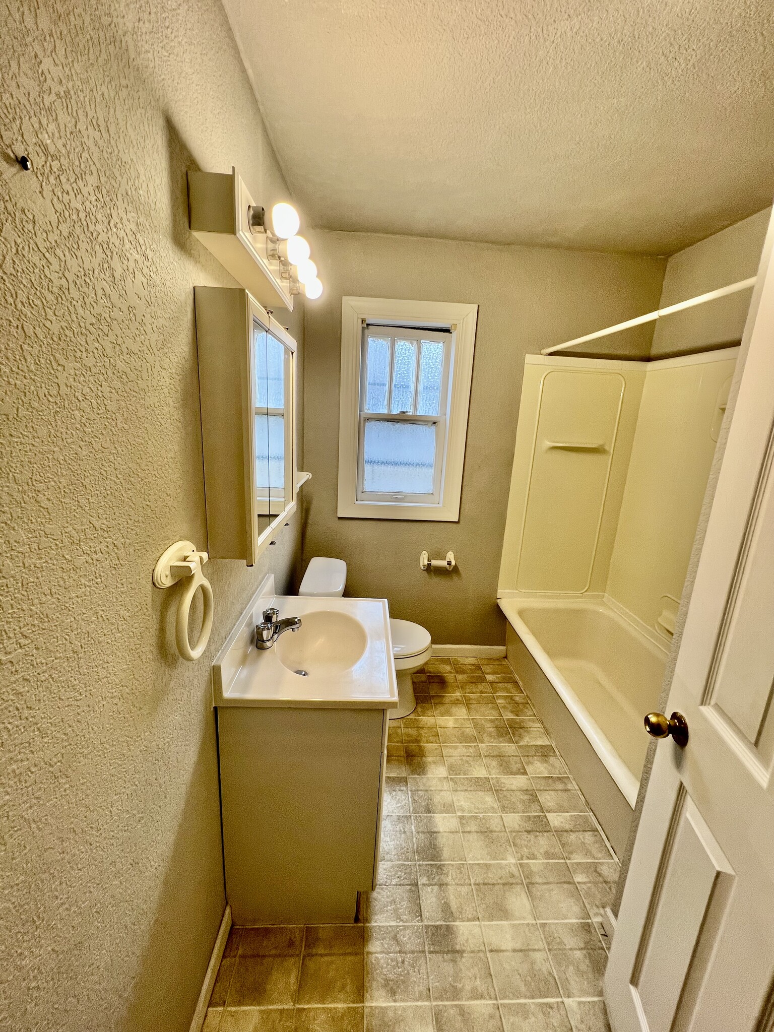 Building Photo - 706 W Prairie Ave