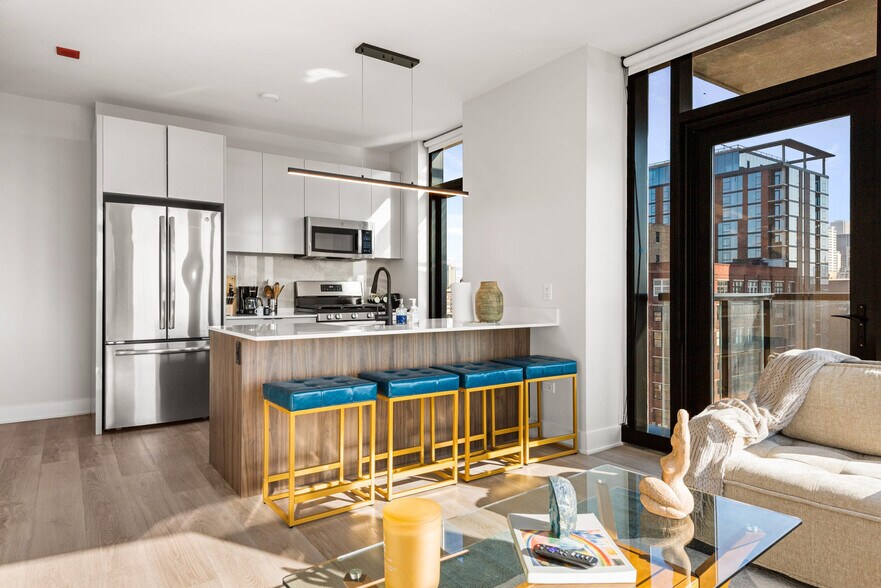 Building Photo - 1128 W Van Buren St