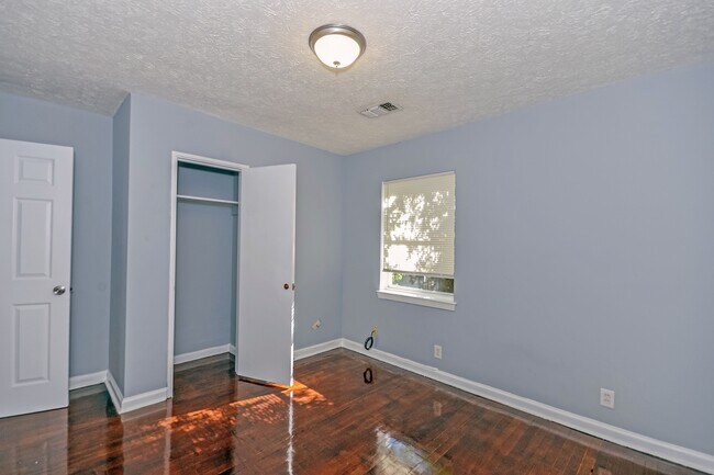 Building Photo - 928 Grenada Dr