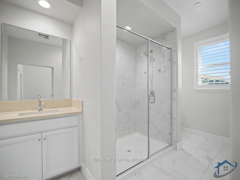 Building Photo - 225 Houret Dr