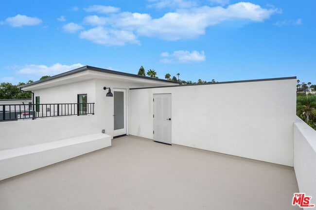 Building Photo - 726 Robinson St