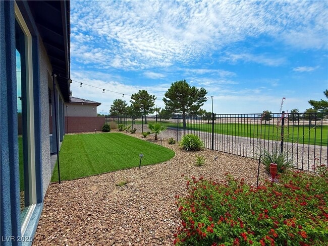 Building Photo - 4760 SE Clifftop Dr