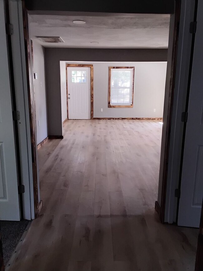 Building Photo - 2127 N Grace Ave